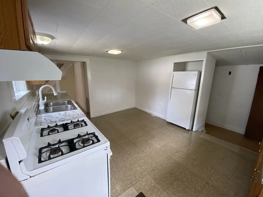 3 bed, 1 bath apartment for rent at 46 Whiting St, Lynn — photo 4 of 16
