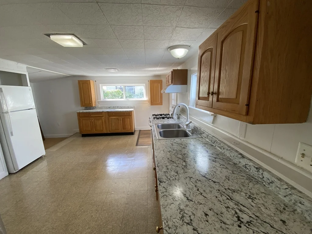 3 bed, 1 bath apartment for rent at 46 Whiting St, Lynn — photo 5 of 16