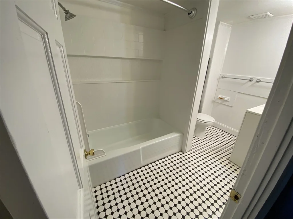 3 bed, 1 bath apartment for rent at 46 Whiting St, Lynn — photo 8 of 16