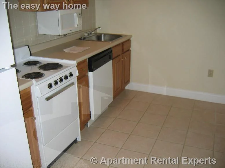 1 bed, 1 bath apartment for rent at 460 Green St Unit 5, Central Square
