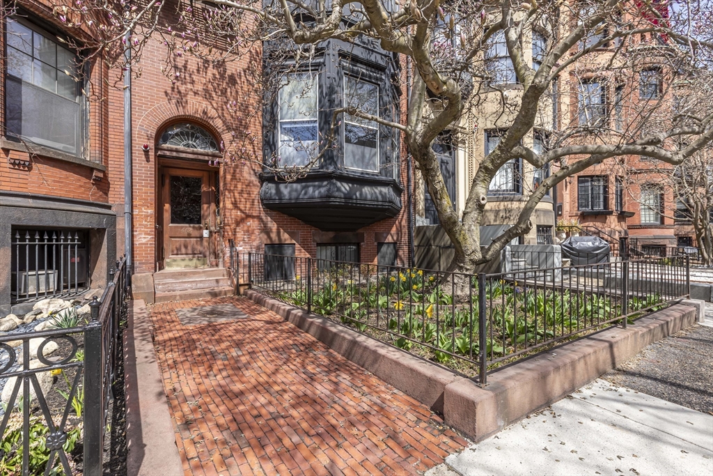 2 bed, 1 bath apartment for rent at 462 Beacon St Unit 22, Back Bay