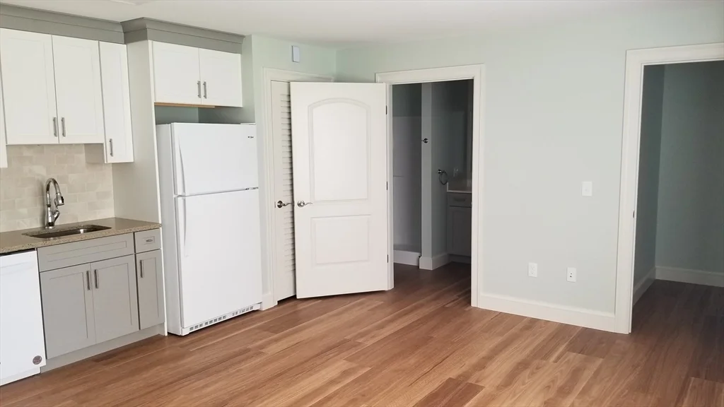 Studio bed, 1 bath apartment for rent at 462 Main Unit 44, Amherst — photo 4 of 8