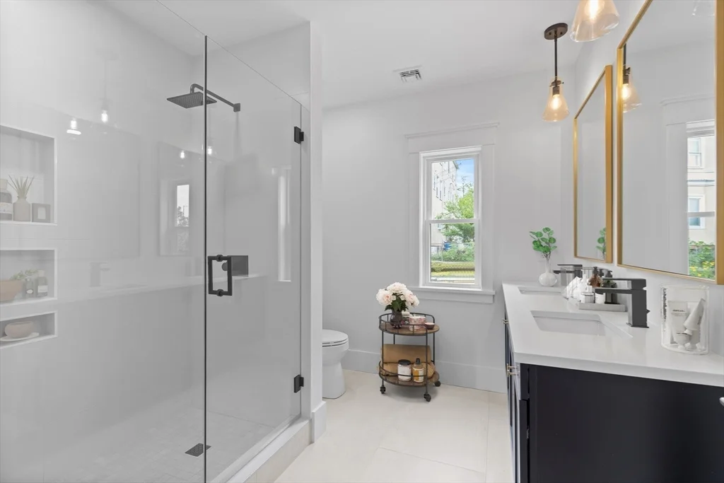 3 bed, 2 bath apartment for rent at 4627 Washington St Unit 2, Roslindale — photo 9 of 17