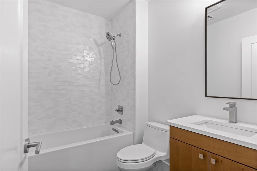 3 bed, 2 bath apartment for rent at 4627 Washington St Unit 2, Roslindale — photo 11 of 17