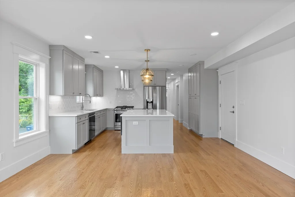 3 bed, 2 bath apartment for rent at 4627 Washington St Unit 2, Roslindale — photo 4 of 17