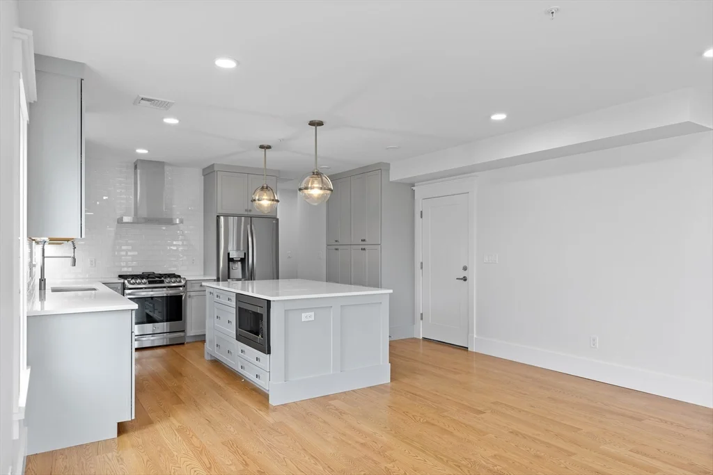 3 bed, 2 bath apartment for rent at 4627 Washington St Unit 2, Roslindale — photo 5 of 17