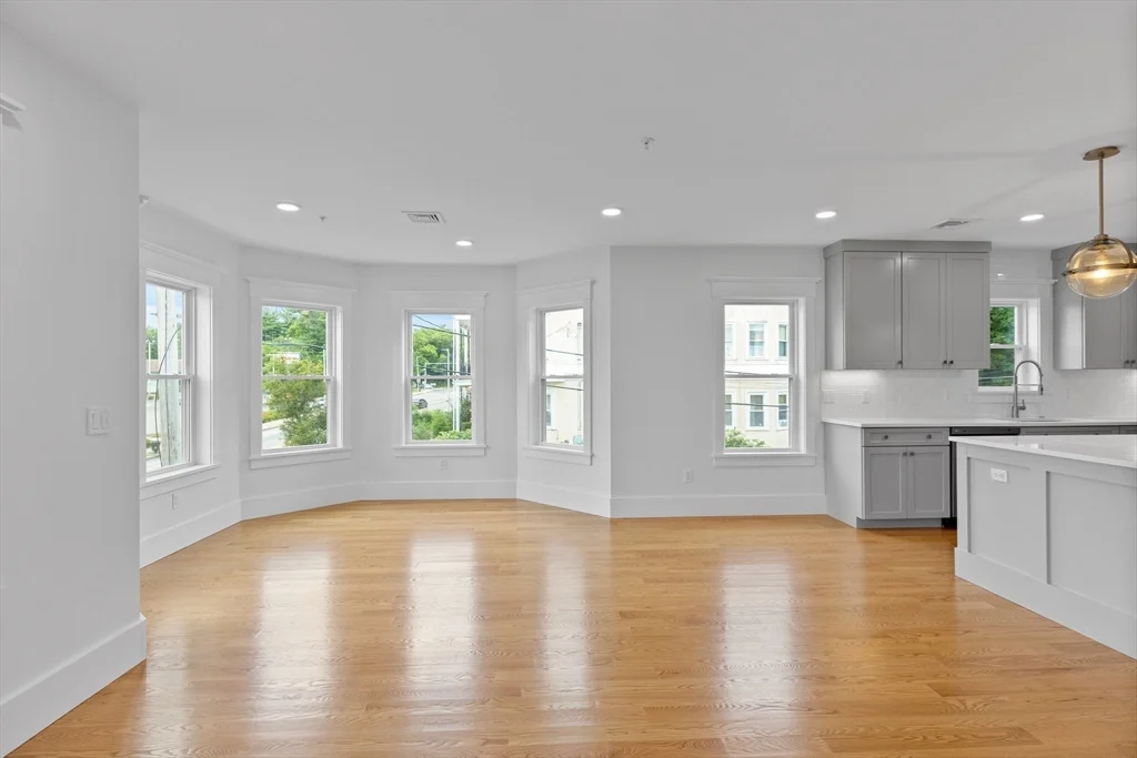 3 bed, 2 bath apartment for rent at 4627 Washington St Unit 2, Roslindale — photo 3 of 17