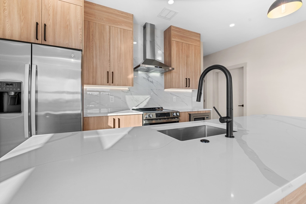 3 bed, 3 bath apartment for rent at 463 Franklin Unit 206, Melrose — photo 11 of 29