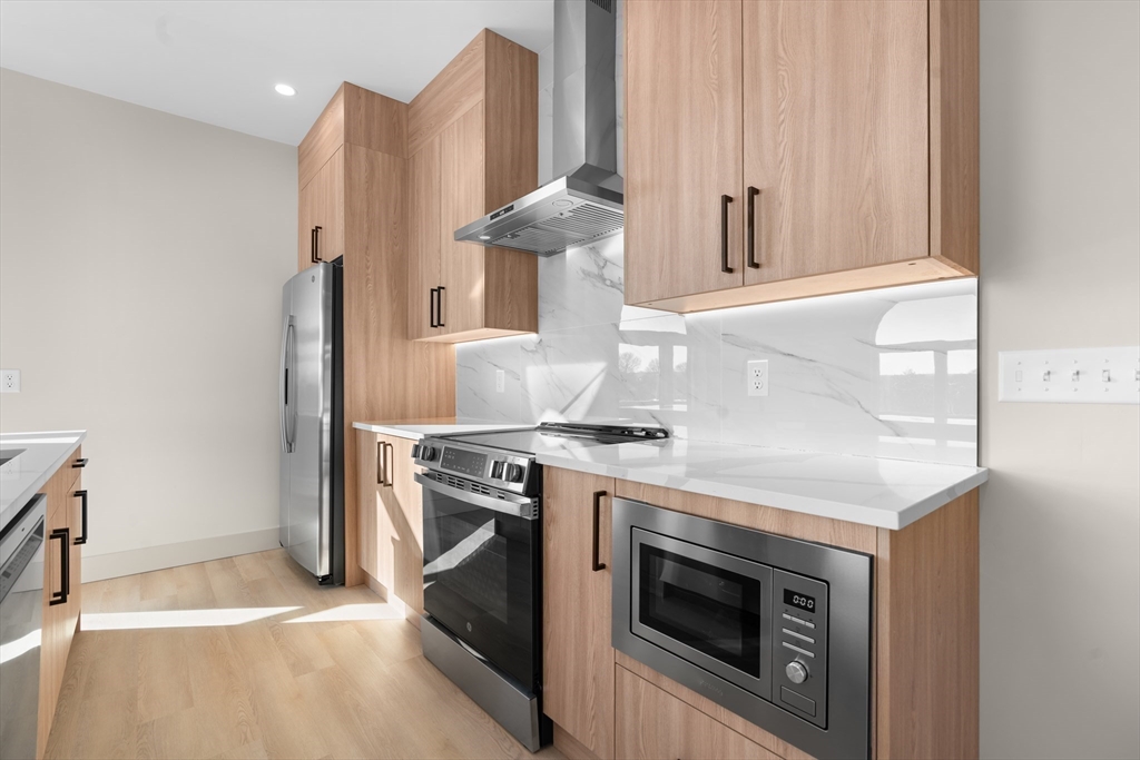 3 bed, 3 bath apartment for rent at 463 Franklin Unit 206, Melrose — photo 6 of 29