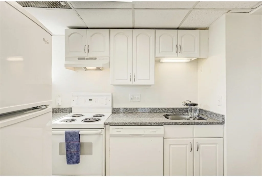 3 bed, 2 bath apartment for rent at 464 Commonwealth Ave Unit 53, Fenway — photo 7 of 18