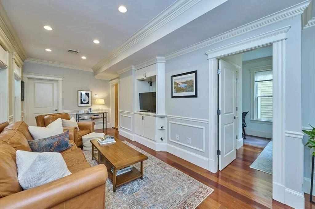 2 bed, 1 bath apartment for rent at 464 East 6th St Unit 2, South Boston — photo 2 of 12