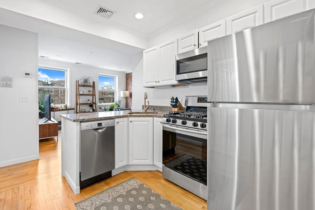 1 bed, 1 bath apartment for rent at 464 Hanover St Unit 9A, Waterfront — photo 3 of 11