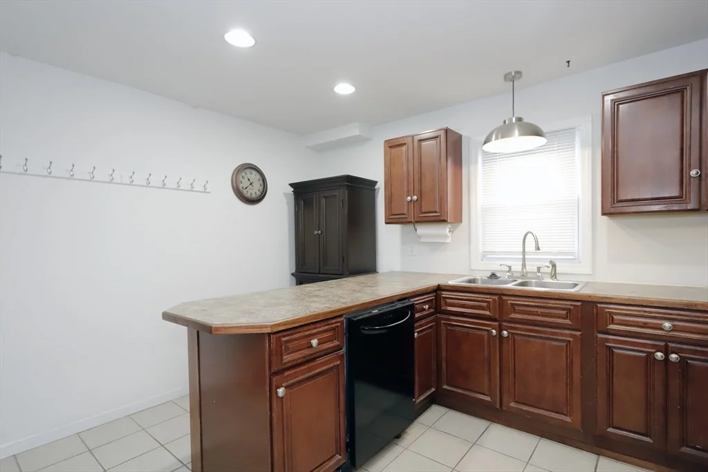3 bed, 2 bath apartment for rent at 465 Union St Unit 1, West — photo 3 of 40