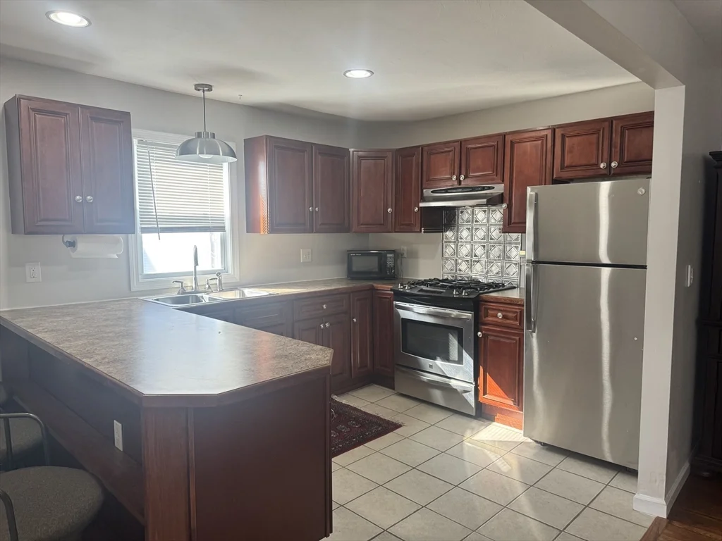 3 bed, 2 bath apartment for rent at 465 Union St Unit 1, West — photo 6 of 40