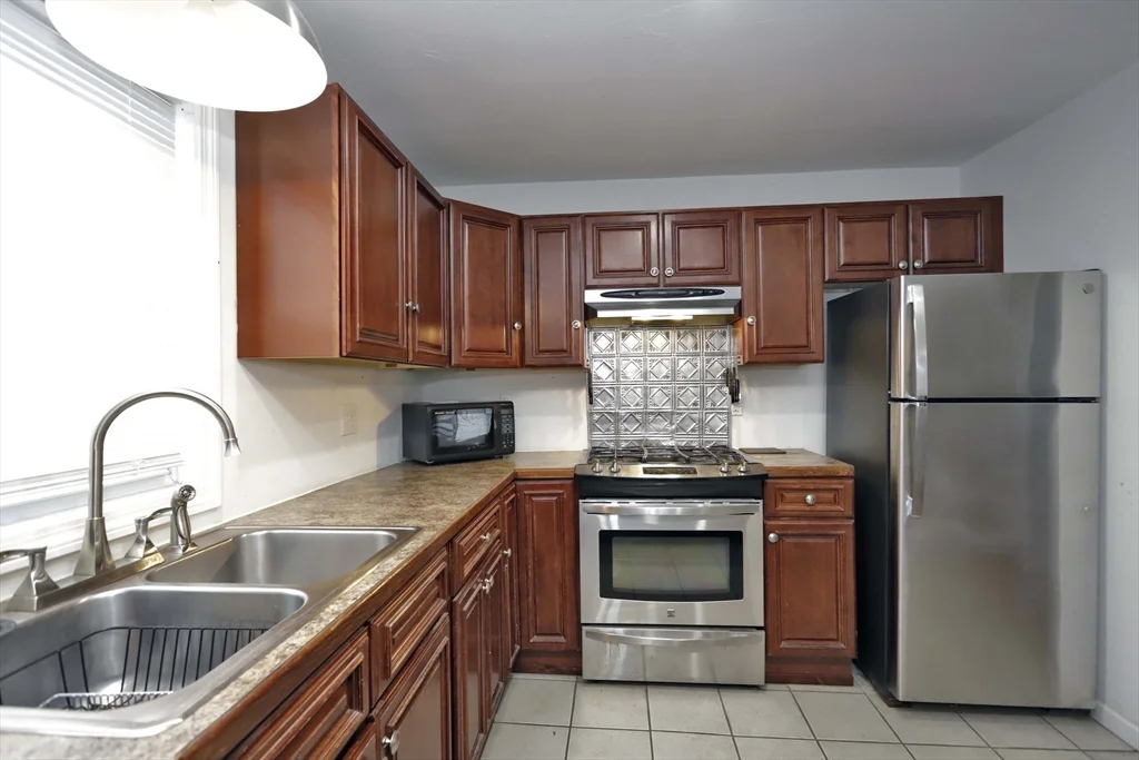 3 bed, 2 bath apartment for rent at 465 Union St Unit 1, West — photo 1 of 40