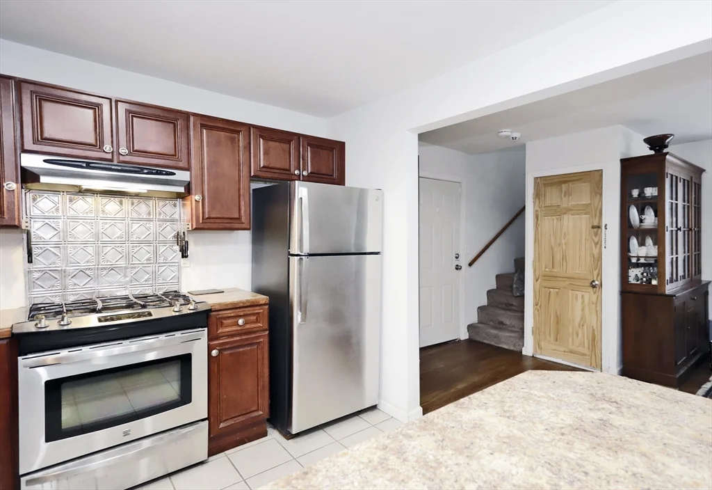 3 bed, 2 bath apartment for rent at 465 Union St Unit 1, West — photo 4 of 40