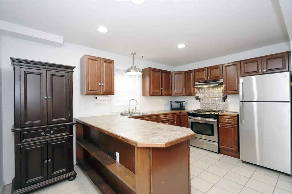 3 bed, 2 bath apartment for rent at 465 Union St Unit 1, West — photo 2 of 40
