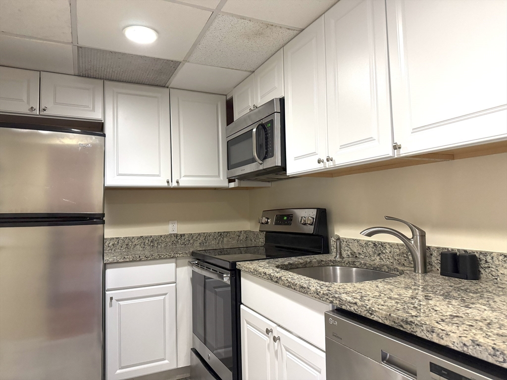 3 bed, 1 bath apartment for rent at 466 Commonwealth Ave Unit 401, Fenway — photo 5 of 10