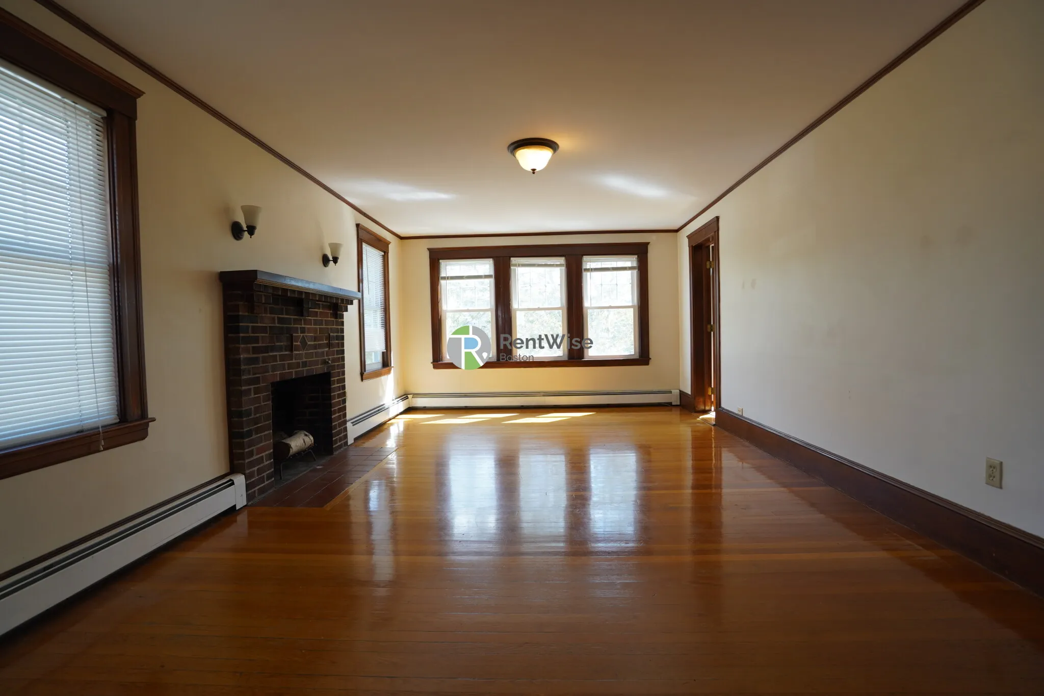 3 bed, 1 bath apartment for rent at 467 Washington St Unit 1, Brighton
