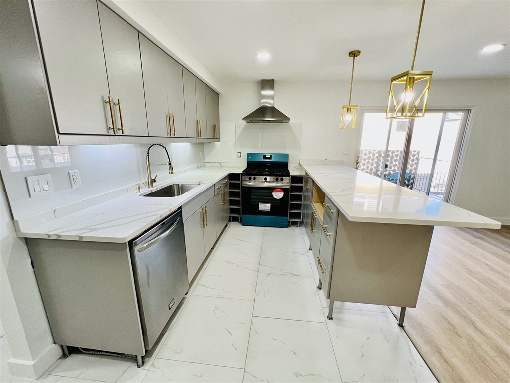 3 bed, 2 bath apartment for rent at 468 Brock Ave Unit 1S, South — photo 3 of 21