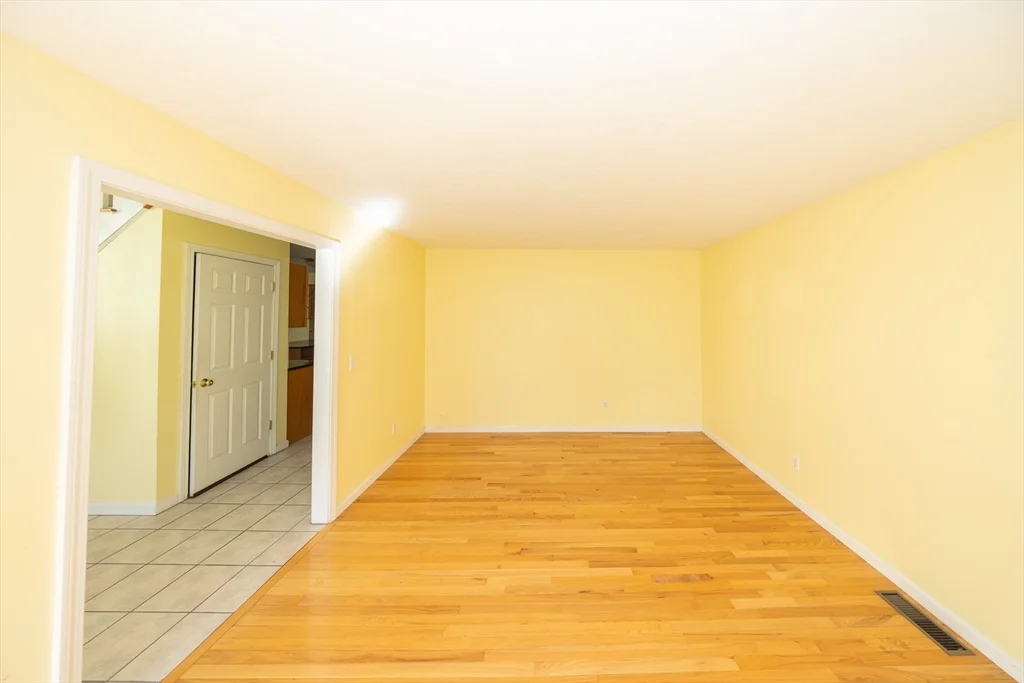 3 bed, 2 bath apartment for rent at 469 Walnut St, Shrewsbury — photo 5 of 34