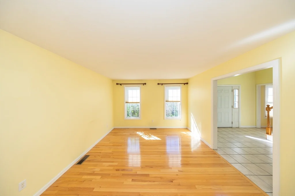 3 bed, 2 bath apartment for rent at 469 Walnut St, Shrewsbury — photo 4 of 34