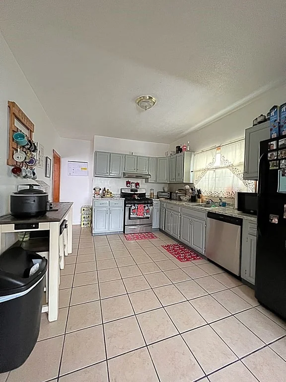 3 bed, 1 bath apartment for rent at 469 Windsor St Unit 2, Wellington-Harrington — photo 6 of 8