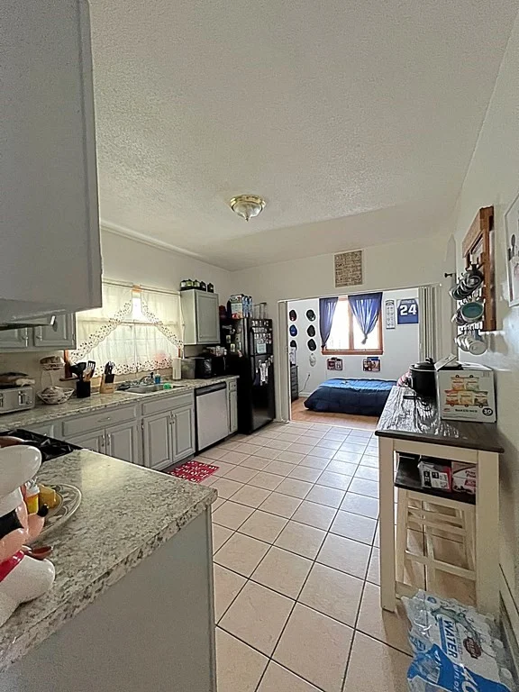 3 bed, 1 bath apartment for rent at 469 Windsor St Unit 2, Wellington-Harrington — photo 7 of 8