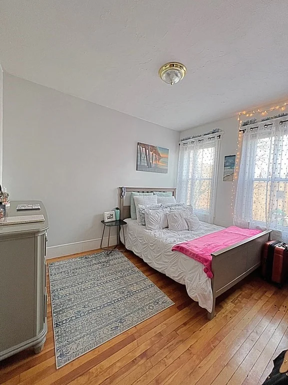3 bed, 1 bath apartment for rent at 469 Windsor St Unit 2, Wellington-Harrington — photo 4 of 8