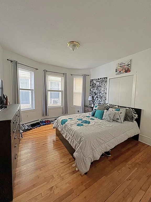 3 bed, 1 bath apartment for rent at 469 Windsor St Unit 2, Wellington-Harrington — photo 3 of 8