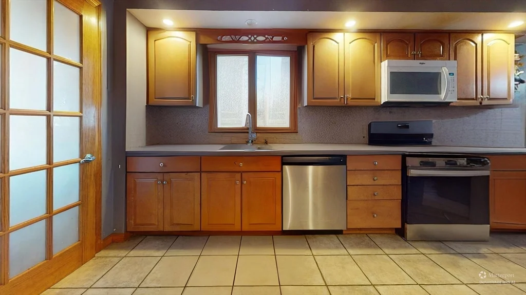 3 bed, 1 bath apartment for rent at 47 - 49 Rockwell Unit 49, Maplewood — photo 1 of 13
