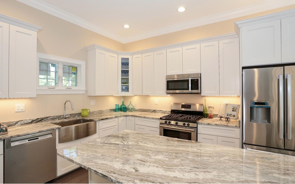 4 bed, 3 bath apartment for rent at 47 Alpine St Unit 1, Roxbury — photo 4 of 11