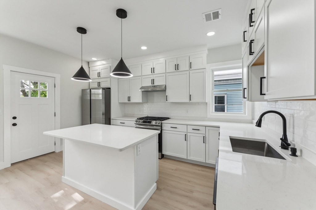 4 bed, 2 bath apartment for rent at 47 Brackett St Unit 2, Oak Square — photo 3 of 23