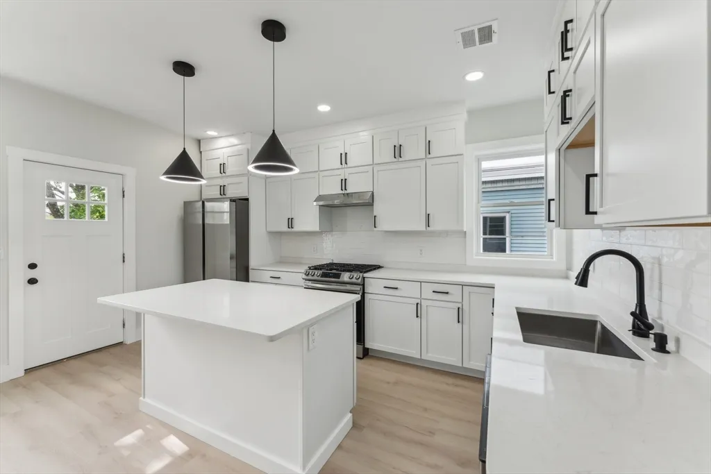 4 bed, 2 bath apartment for rent at 47 Brackett St Unit 3, Oak Square — photo 3 of 34