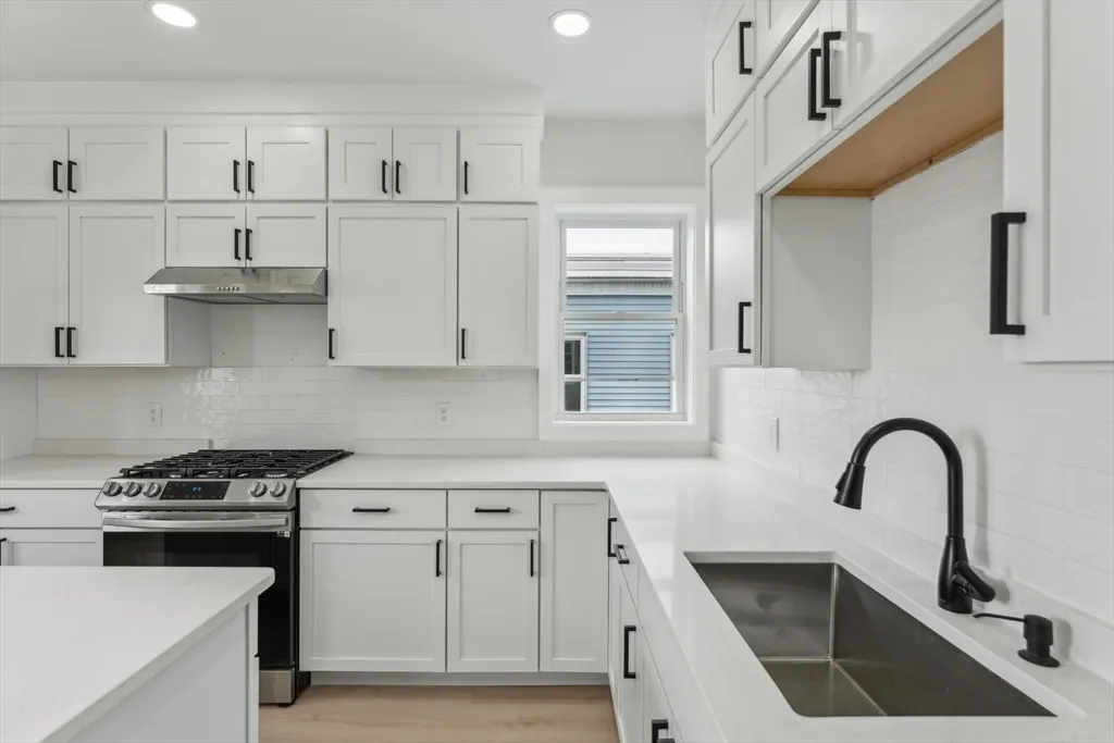 4 bed, 2 bath apartment for rent at 47 Brackett St Unit 3, Oak Square — photo 4 of 34