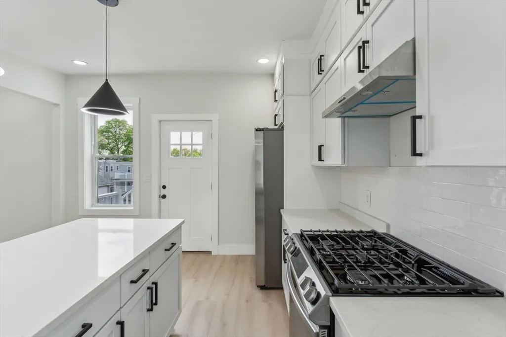 4 bed, 2 bath apartment for rent at 47 Brackett St Unit 3, Oak Square — photo 5 of 34
