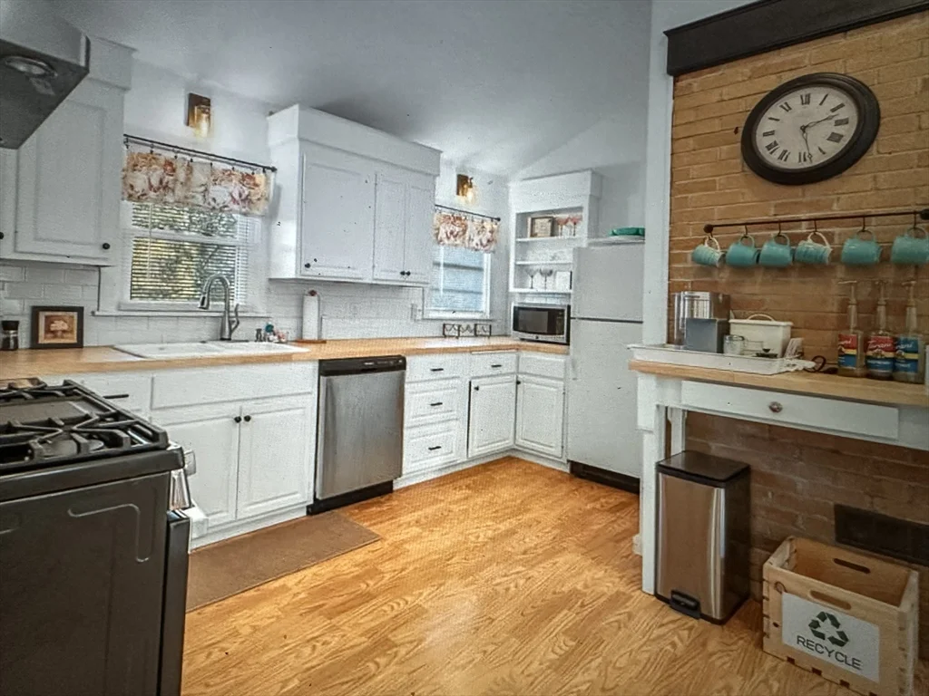 3 bed, 1 bath apartment for rent at 47 Cappawack, Mashpee — photo 7 of 11