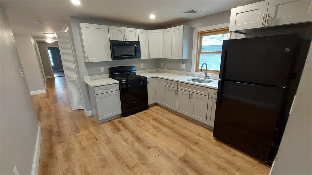 3 bed, 1 bath apartment for rent at 47 Dale St Unit 3, Roxbury — photo 2 of 14