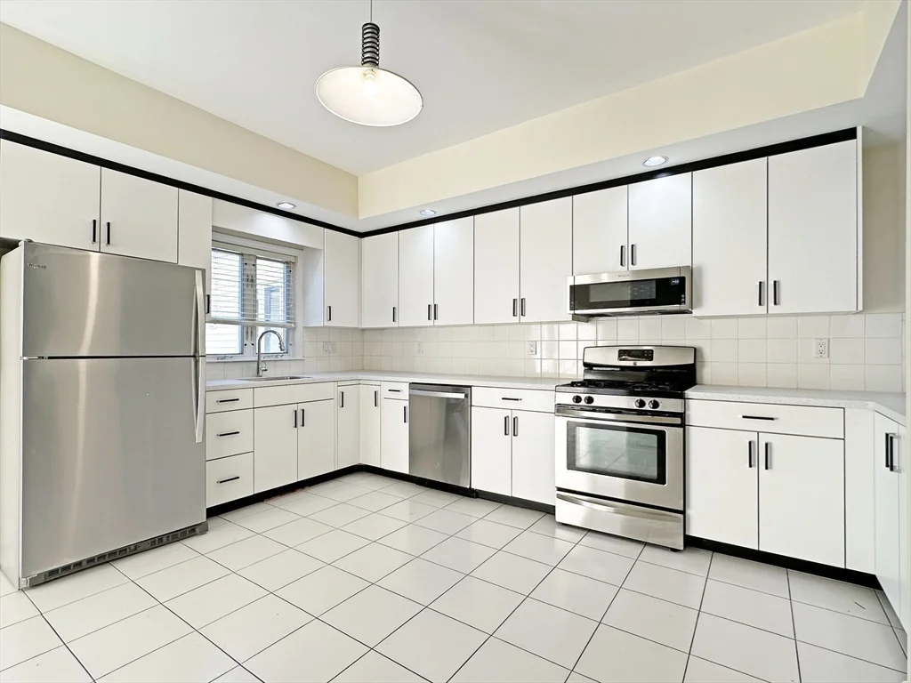 3 bed, 2 bath apartment for rent at 47 Eddy St Unit 0, West Newton — photo 2 of 17