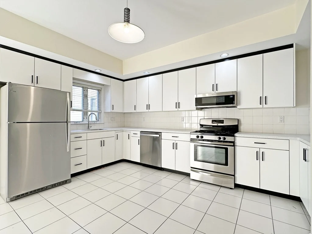 3 bed, 2 bath apartment for rent at 47 Eddy St Unit N/A, West Newton — photo 2 of 17