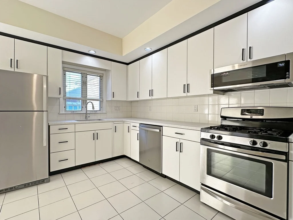 3 bed, 2 bath apartment for rent at 47 Eddy St Unit N/A, West Newton — photo 3 of 17