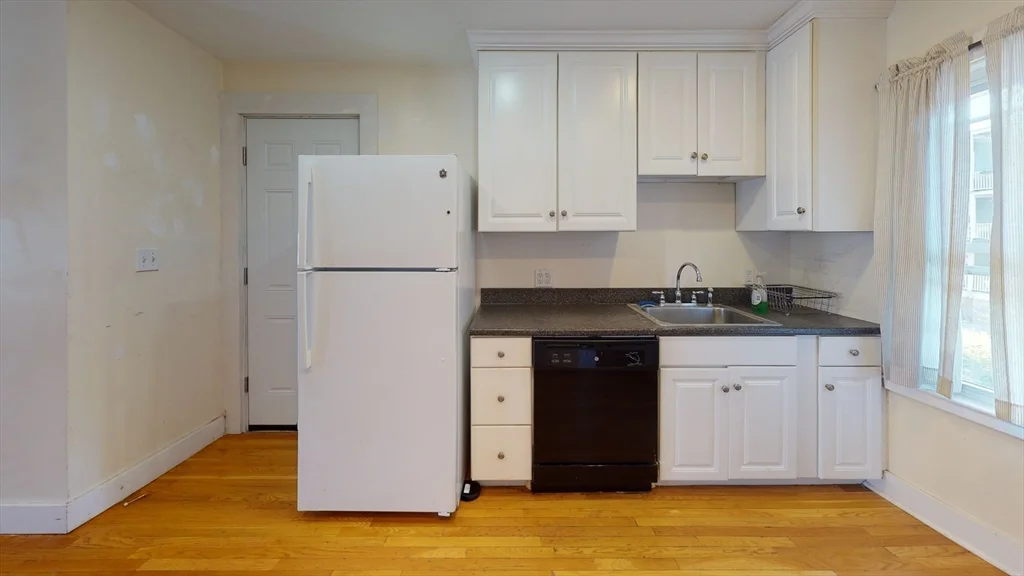 4 bed, 1 bath apartment for rent at 47 Fairbanks Unit 2, Brighton — photo 2 of 11
