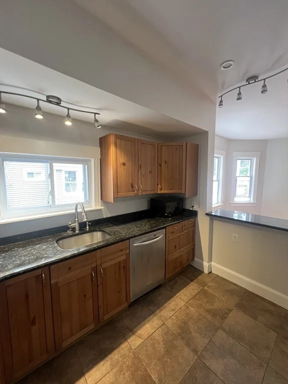 2 bed, 1 bath apartment for rent at 47 Guinan St Unit 47, The Highlands — photo 3 of 16