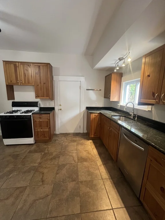 2 bed, 1 bath apartment for rent at 47 Guinan St Unit 47, The Highlands — photo 2 of 16