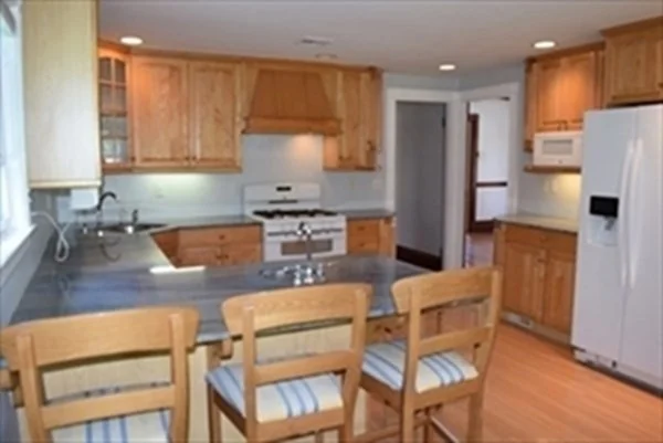 3 bed, 2 bath apartment for rent at 47 Maple St Unit 2, Milton — photo 4 of 36
