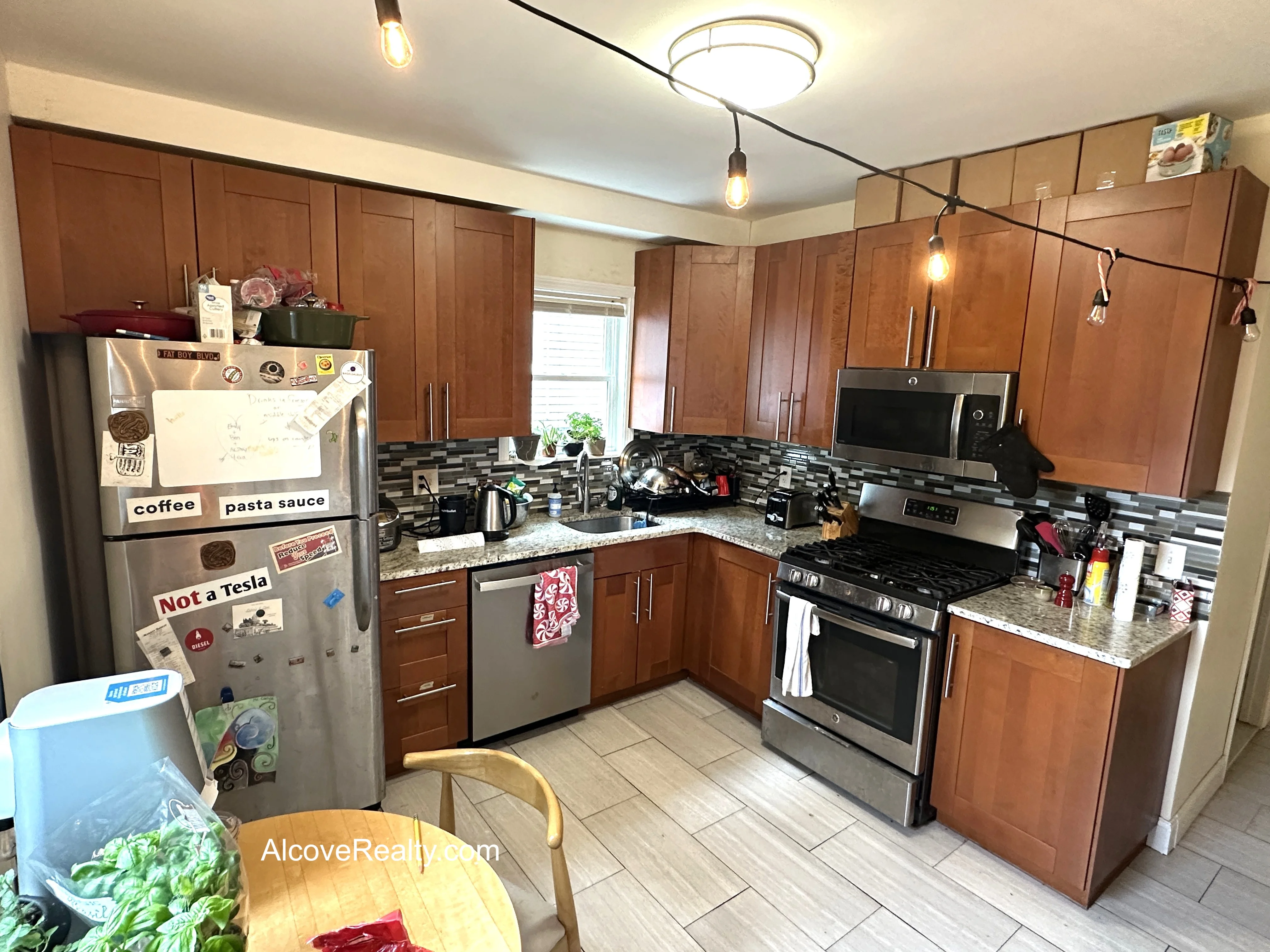 4 bed, 2 bath apartment for rent at 47 Mason St Unit 1, Tufts — photo 3 of 9