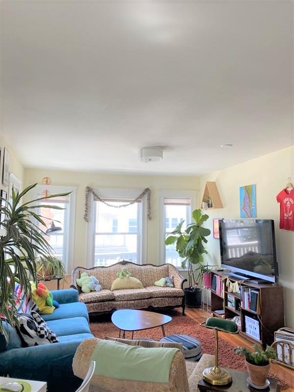 5 bed, 2 bath apartment for rent at 47 Mason St Unit 2, Tufts — photo 5 of 15