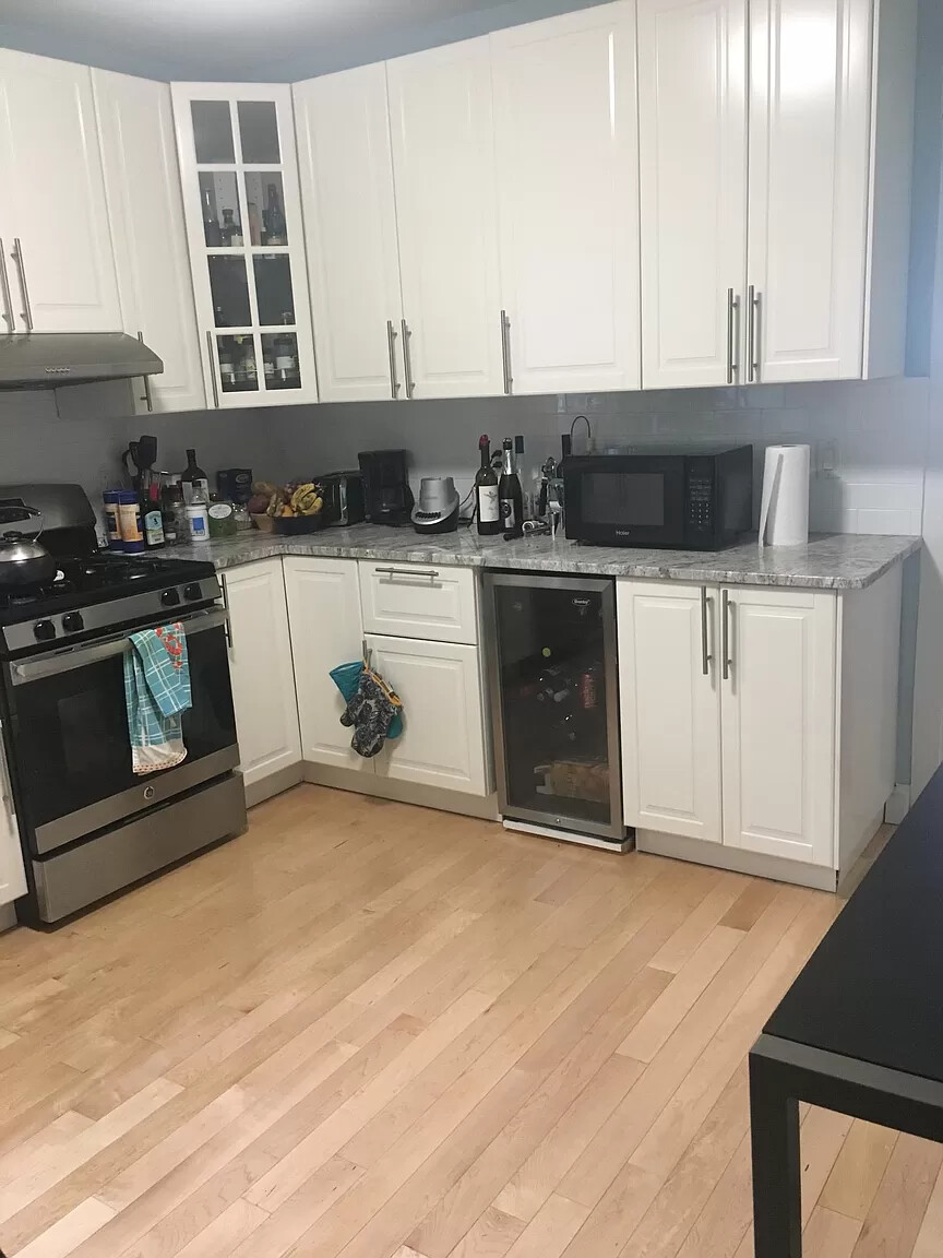 5 bed, 2 bath apartment for rent at 47 Mason St Unit 2a, Tufts — photo 2 of 26