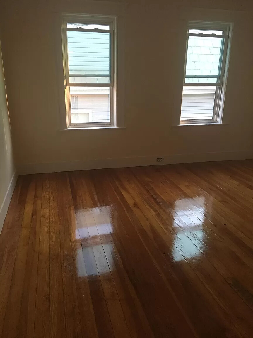 5 bed, 2 bath apartment for rent at 47 Mason St Unit 2a, Tufts — photo 6 of 26