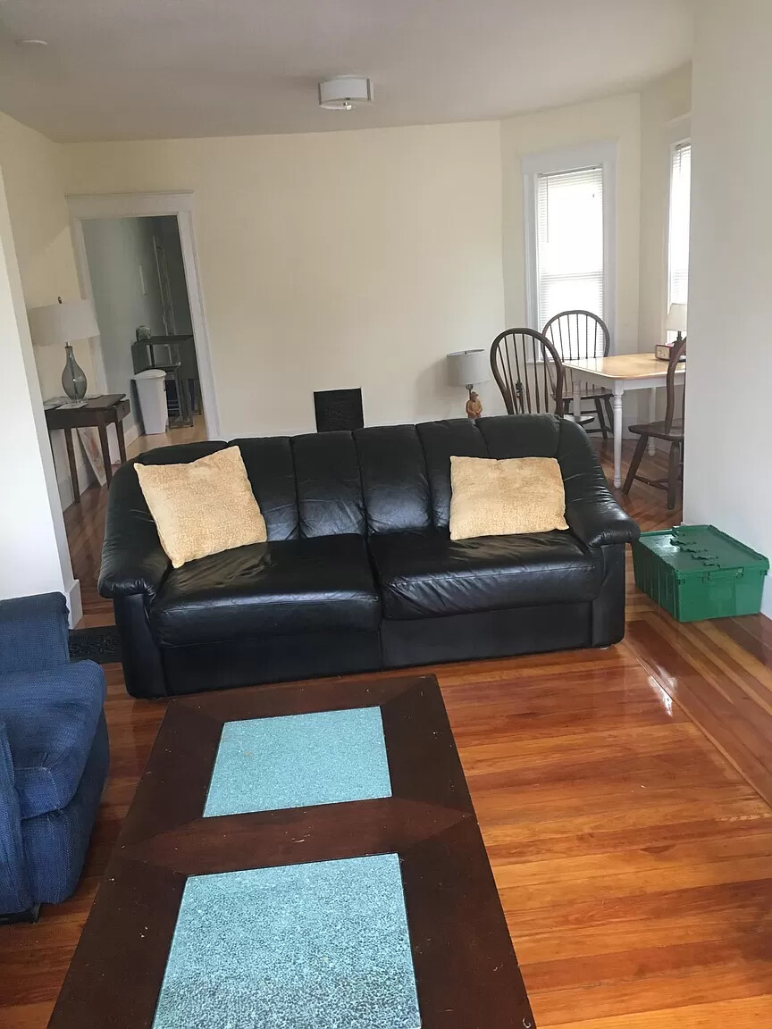 5 bed, 2 bath apartment for rent at 47 Mason St Unit 2a, Tufts — photo 4 of 26
